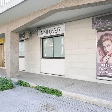 Three Проживание в семье Мессина