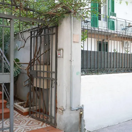 Проживание в семье Three Мессина