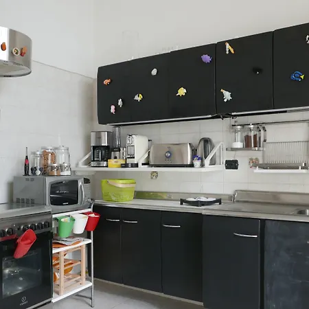 Three Проживание в семье Мессина