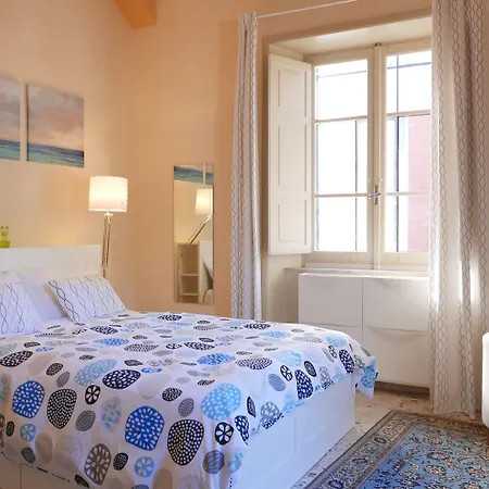 Three Проживание в семье Мессина