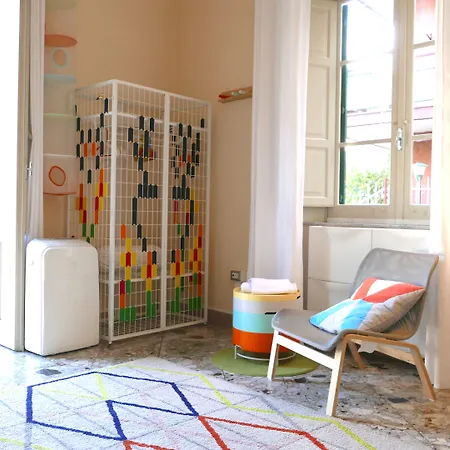 Three Проживание в семье Мессина