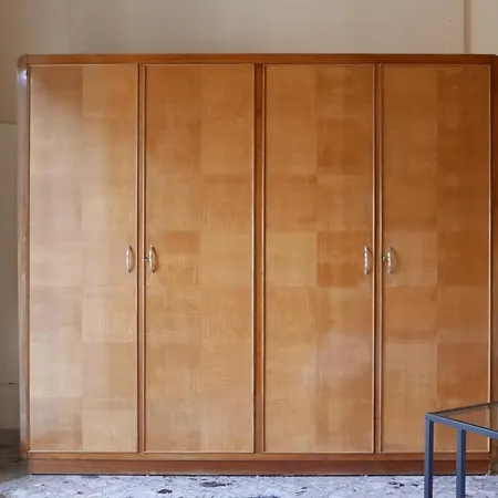 Three Проживание в семье Мессина