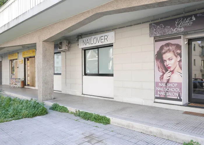 Three Проживание в семье Мессина