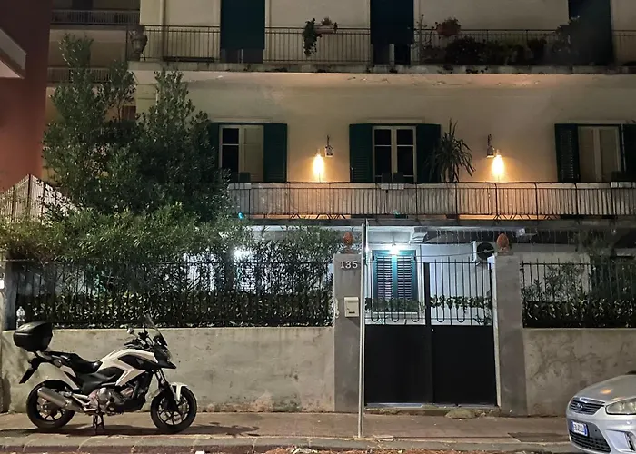 בית אירוח Three *